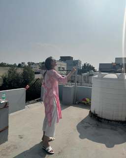 Rashi Khanna feet photo thumbnail