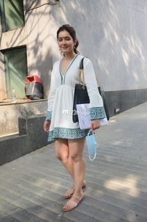 Rashi Khanna feet photo thumbnail