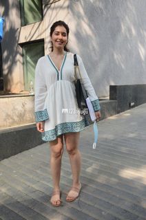 Rashi Khanna feet photo thumbnail