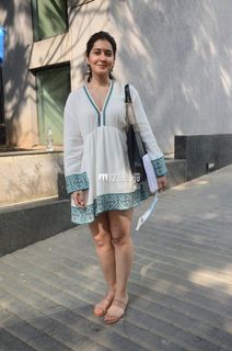 Rashi Khanna feet photo thumbnail
