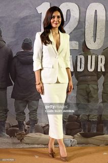 Rashi Khanna feet photo thumbnail