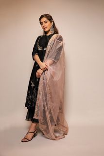 Rashi Khanna feet photo thumbnail