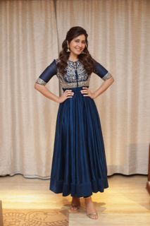 Rashi Khanna feet photo thumbnail