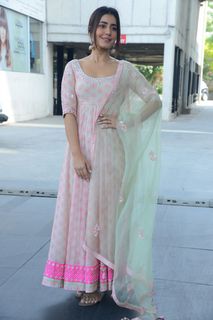 Rashi Khanna feet photo thumbnail