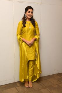 Rashi Khanna feet photo thumbnail