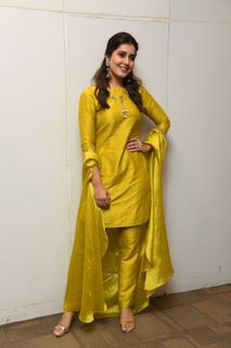 Rashi Khanna feet photo thumbnail