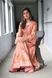 Rashi Khanna feet photo thumbnail