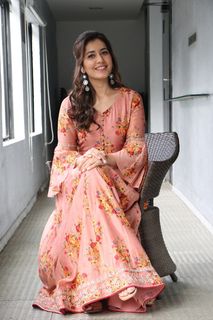 Rashi Khanna feet photo thumbnail