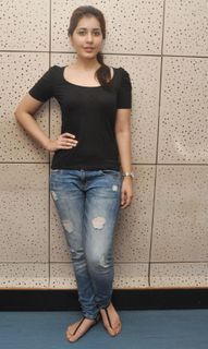 Rashi Khanna feet photo thumbnail