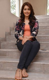 Rashi Khanna feet photo thumbnail
