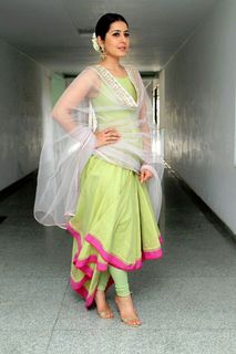 Rashi Khanna feet photo thumbnail