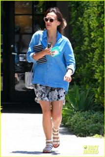 Rashida Jones feet photo thumbnail