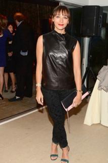 Rashida Jones feet photo thumbnail