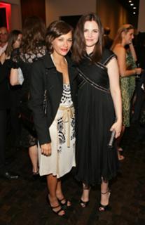 Rashida Jones feet photo thumbnail