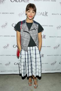 Rashida Jones feet photo thumbnail