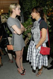 Rashida Jones feet photo thumbnail