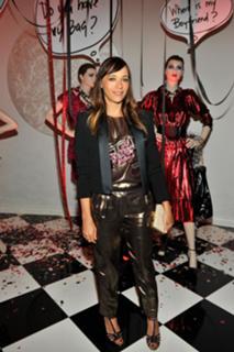 Rashida Jones feet photo thumbnail