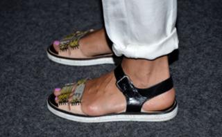 Rashida Jones feet photo thumbnail