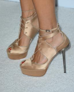 Rashida Jones feet photo thumbnail