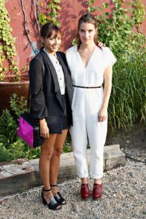 Rashida Jones feet photo thumbnail