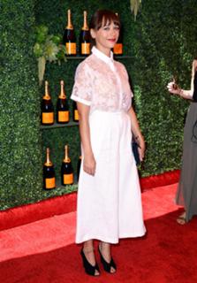 Rashida Jones feet photo thumbnail