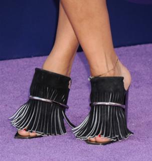 Rashida Jones feet photo thumbnail