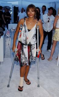 Rashida Jones feet photo thumbnail