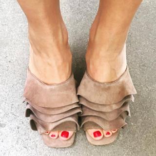 Rashida Jones feet photo thumbnail