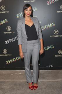 Rashida Jones feet photo thumbnail