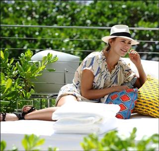 Rashida Jones feet photo thumbnail