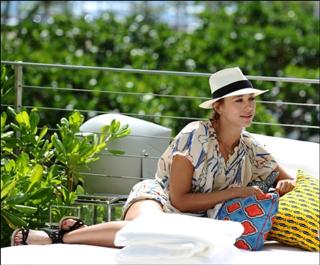 Rashida Jones feet photo thumbnail