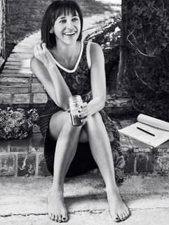 Rashida Jones feet photo thumbnail