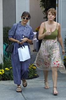 Rashida Jones feet photo thumbnail