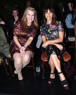 Rashida Jones feet photo thumbnail
