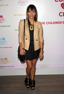 Rashida Jones feet photo thumbnail