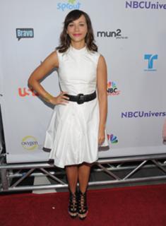 Rashida Jones feet photo thumbnail