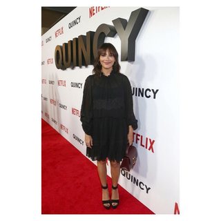 Rashida Jones feet photo thumbnail