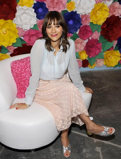 Rashida Jones feet photo thumbnail
