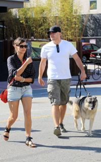 Rashida Jones feet photo thumbnail