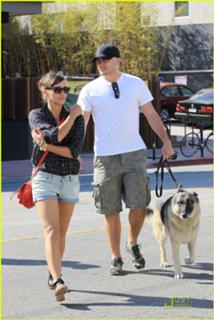 Rashida Jones feet photo thumbnail