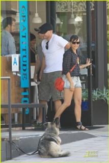 Rashida Jones feet photo thumbnail
