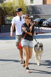 Rashida Jones feet photo thumbnail