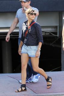 Rashida Jones feet photo thumbnail