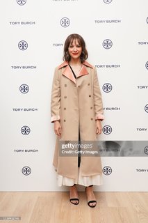 Rashida Jones feet photo thumbnail