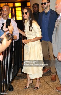 Rashida Jones feet photo thumbnail
