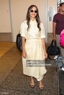 Rashida Jones feet photo thumbnail