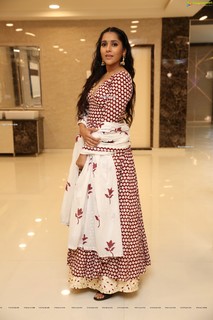Rashmi Gautam feet photo 2