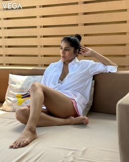Rashmi Gautam feet photo 10