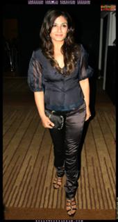 Raveena Tandon feet photo thumbnail