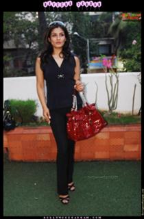 Raveena Tandon feet photo thumbnail